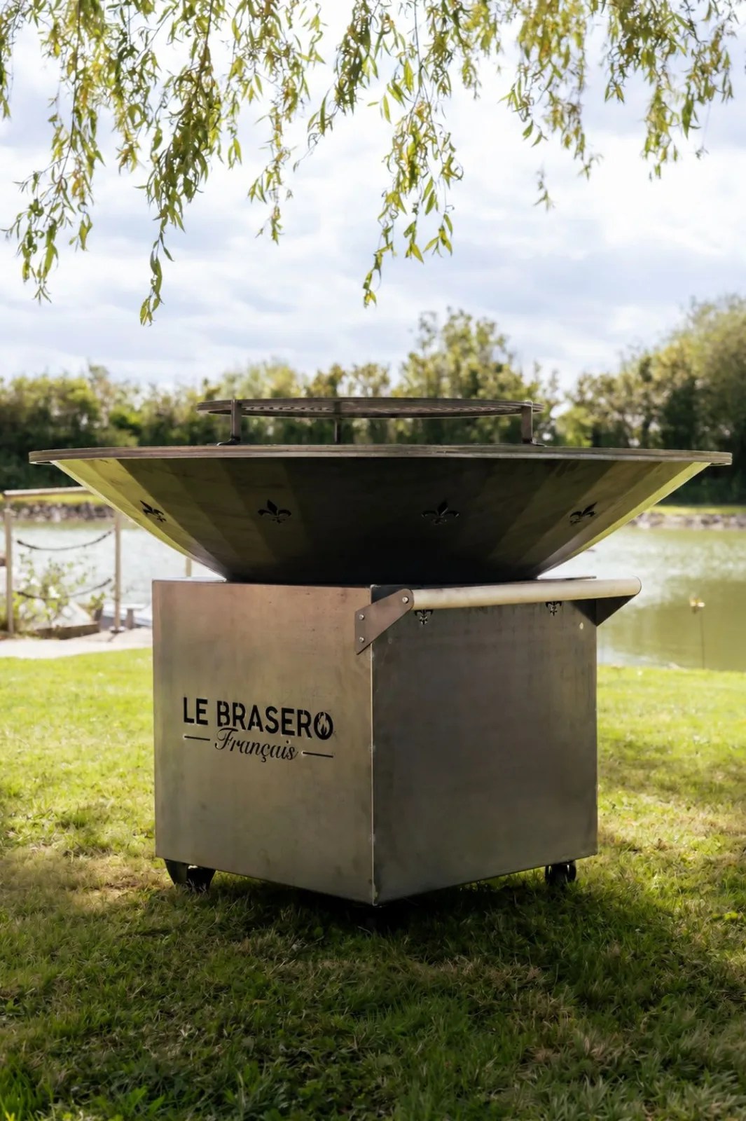 Cuve conique en acier corten posée sur son pied caisson, bordée d’aérations sur tout le tour.